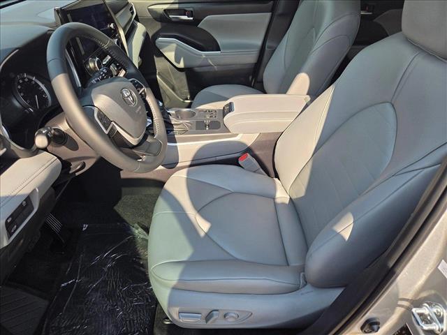 new 2025 Toyota Highlander car, priced at $47,107
