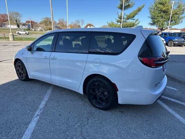 used 2022 Chrysler Pacifica Hybrid car, priced at $21,000