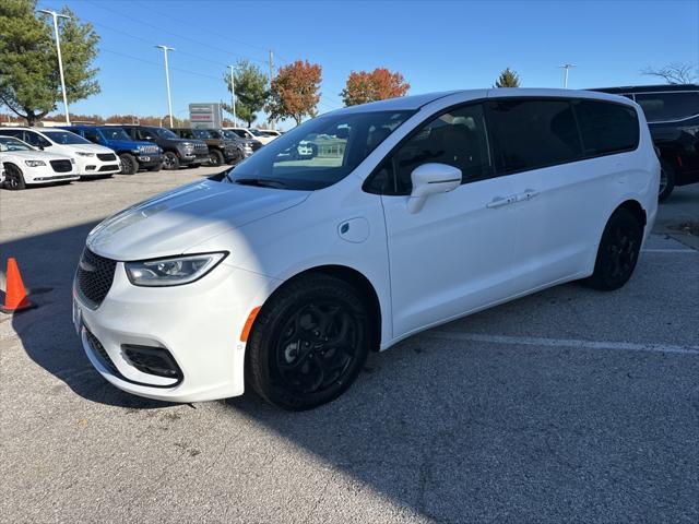 used 2022 Chrysler Pacifica Hybrid car, priced at $21,000