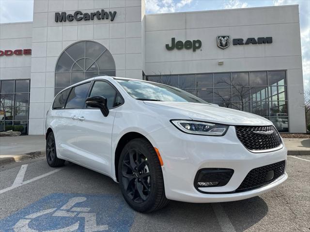 new 2024 Chrysler Pacifica car, priced at $39,785