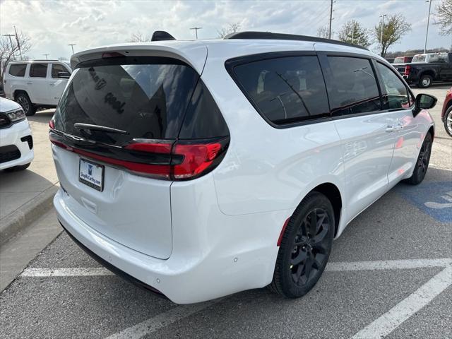 new 2024 Chrysler Pacifica car, priced at $37,785