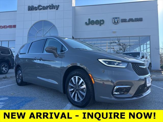 used 2022 Chrysler Pacifica Hybrid car, priced at $21,000