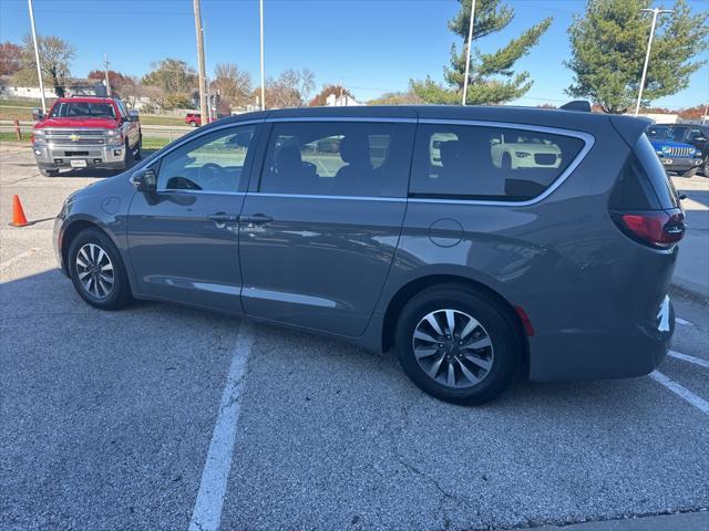 used 2022 Chrysler Pacifica Hybrid car, priced at $21,000