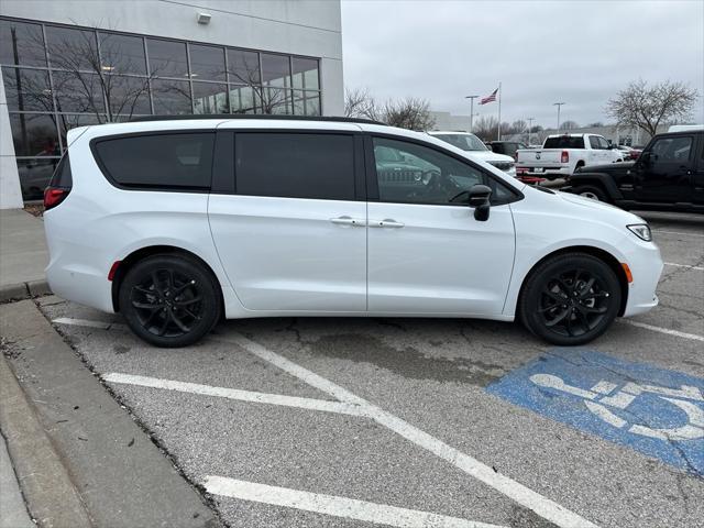 new 2024 Chrysler Pacifica car, priced at $37,785