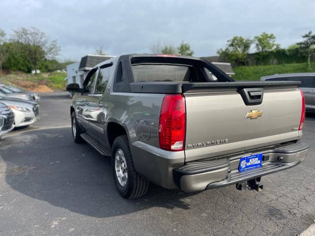 used 2008 Chevrolet Avalanche car, priced at $12,900