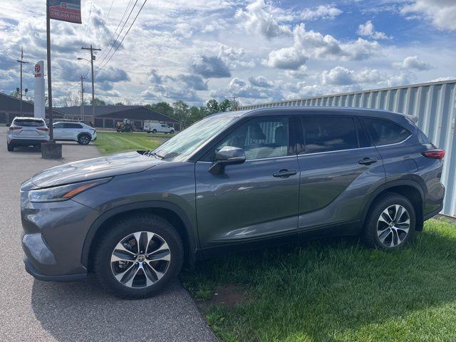 used 2021 Toyota Highlander car, priced at $31,599