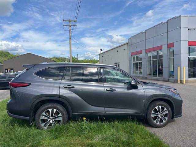 used 2021 Toyota Highlander car, priced at $31,599