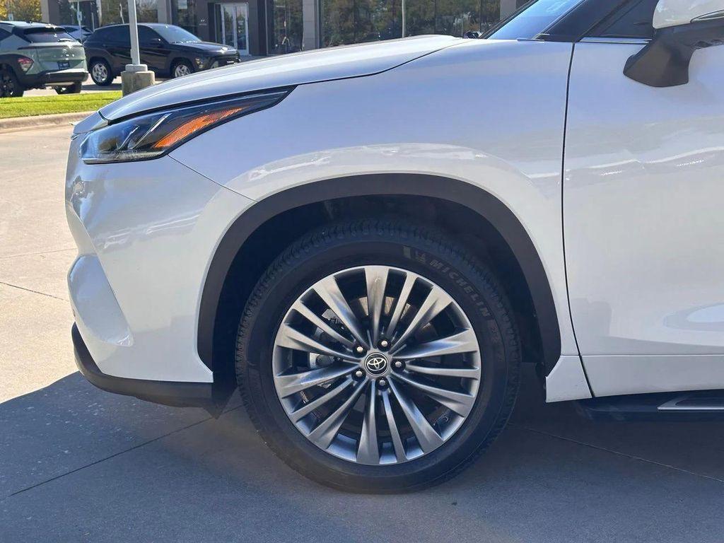 used 2020 Toyota Highlander car, priced at $29,225