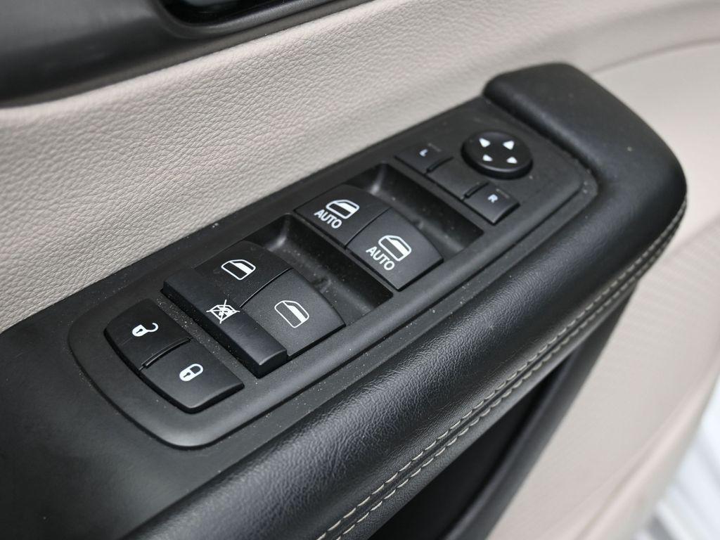 used 2021 Chrysler Pacifica Hybrid car, priced at $24,660