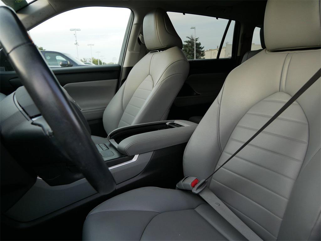 used 2021 Toyota Highlander Hybrid car, priced at $33,963