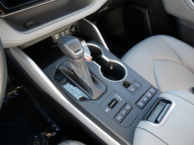 used 2022 Toyota Highlander car, priced at $38,592