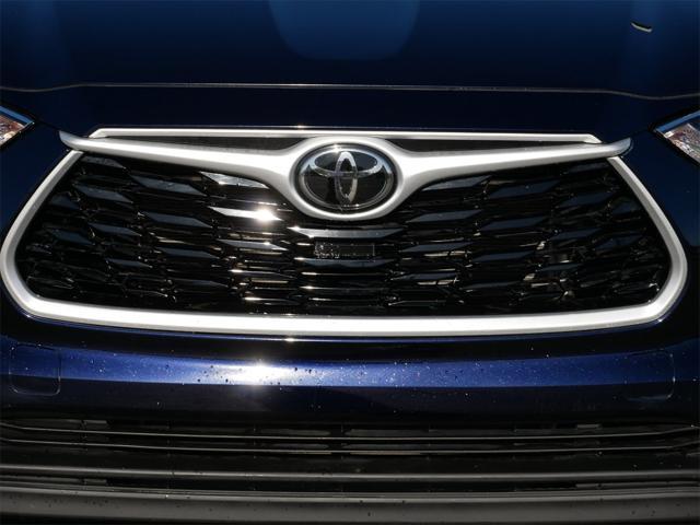 used 2022 Toyota Highlander car, priced at $38,592