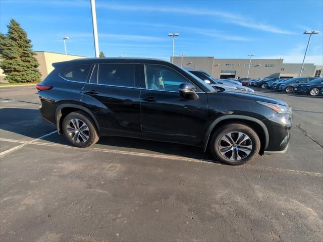 used 2022 Toyota Highlander car, priced at $39,999