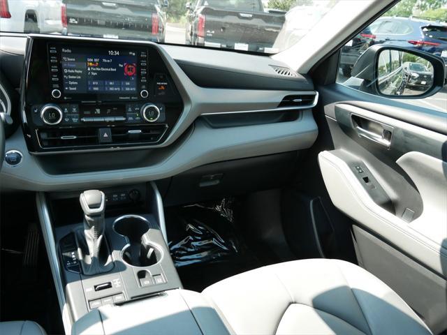 used 2022 Toyota Highlander car, priced at $37,500