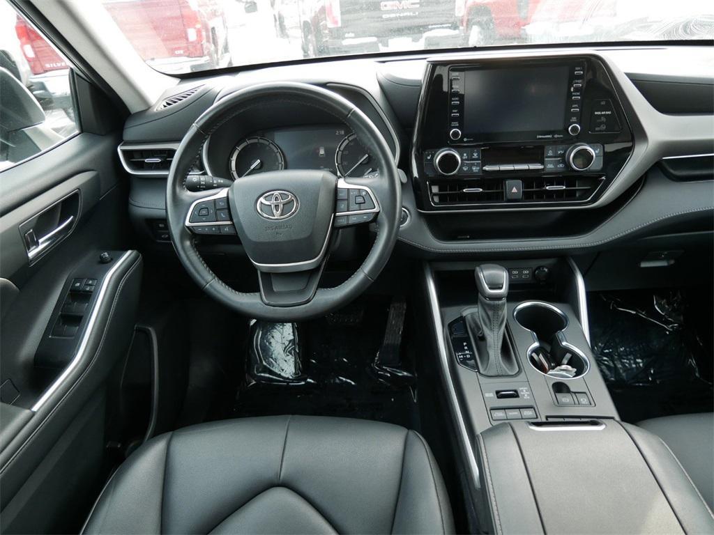 used 2022 Toyota Highlander car, priced at $27,499