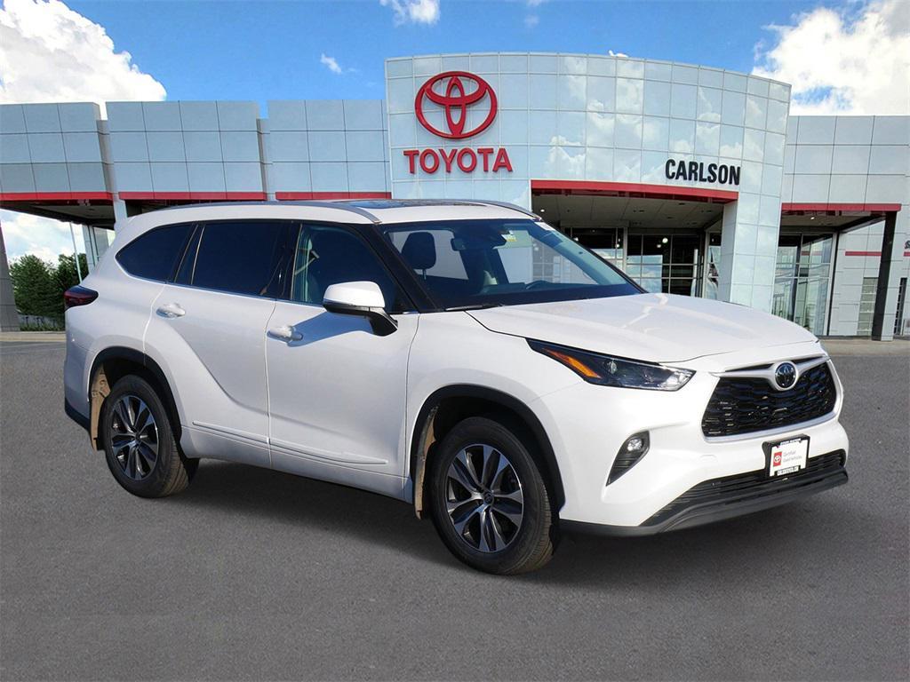 used 2022 Toyota Highlander car, priced at $35,199