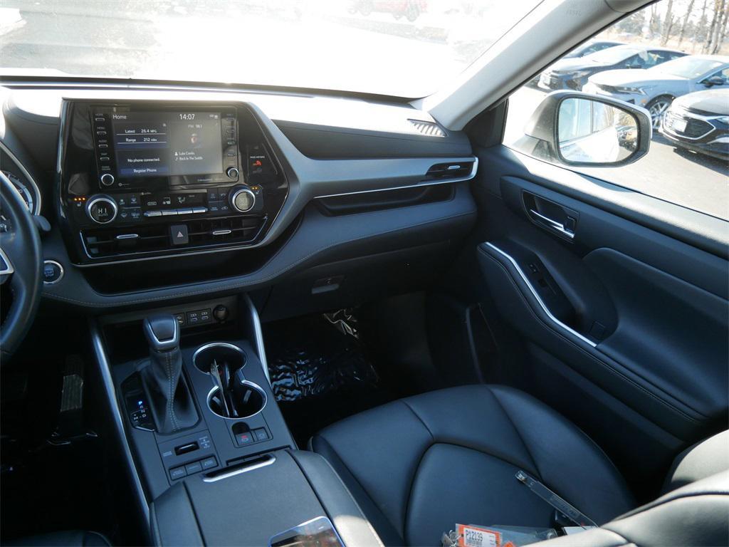 used 2022 Toyota Highlander car, priced at $35,199