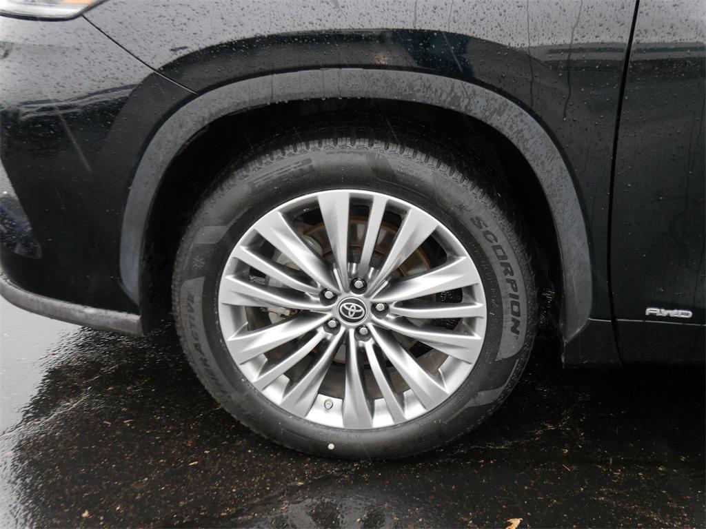 used 2021 Toyota Highlander Hybrid car, priced at $37,500
