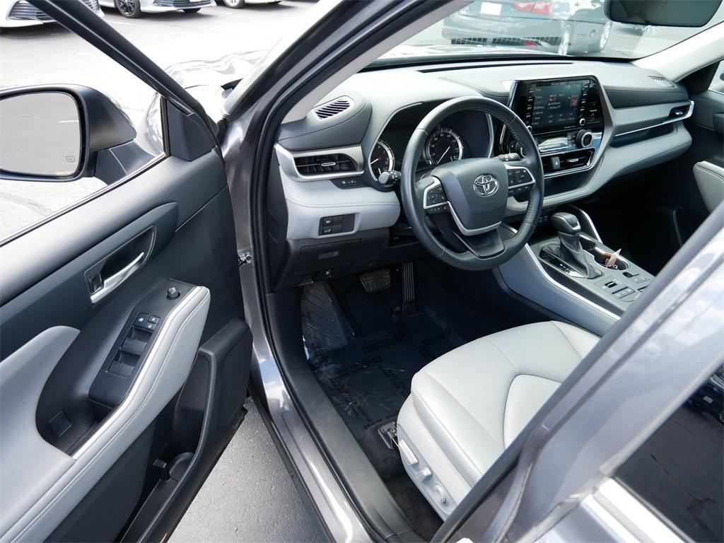 used 2022 Toyota Highlander car, priced at $40,799