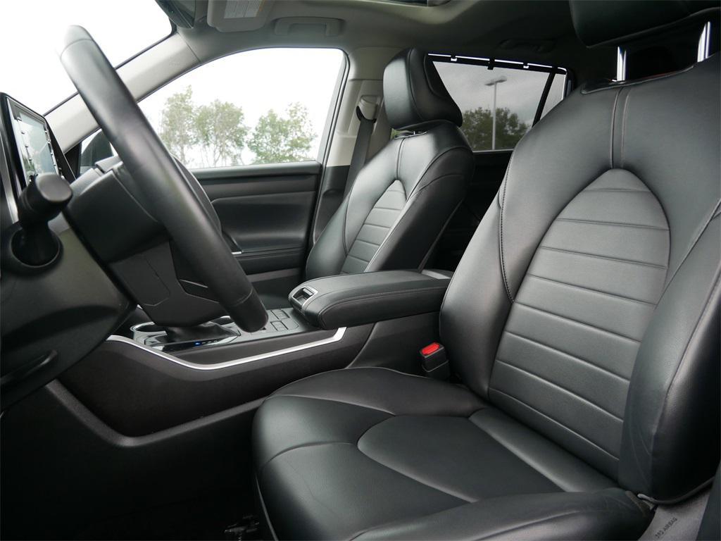 used 2022 Toyota Highlander car, priced at $37,963