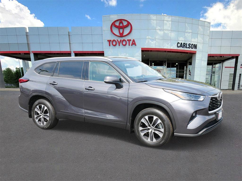 used 2022 Toyota Highlander car, priced at $39,993