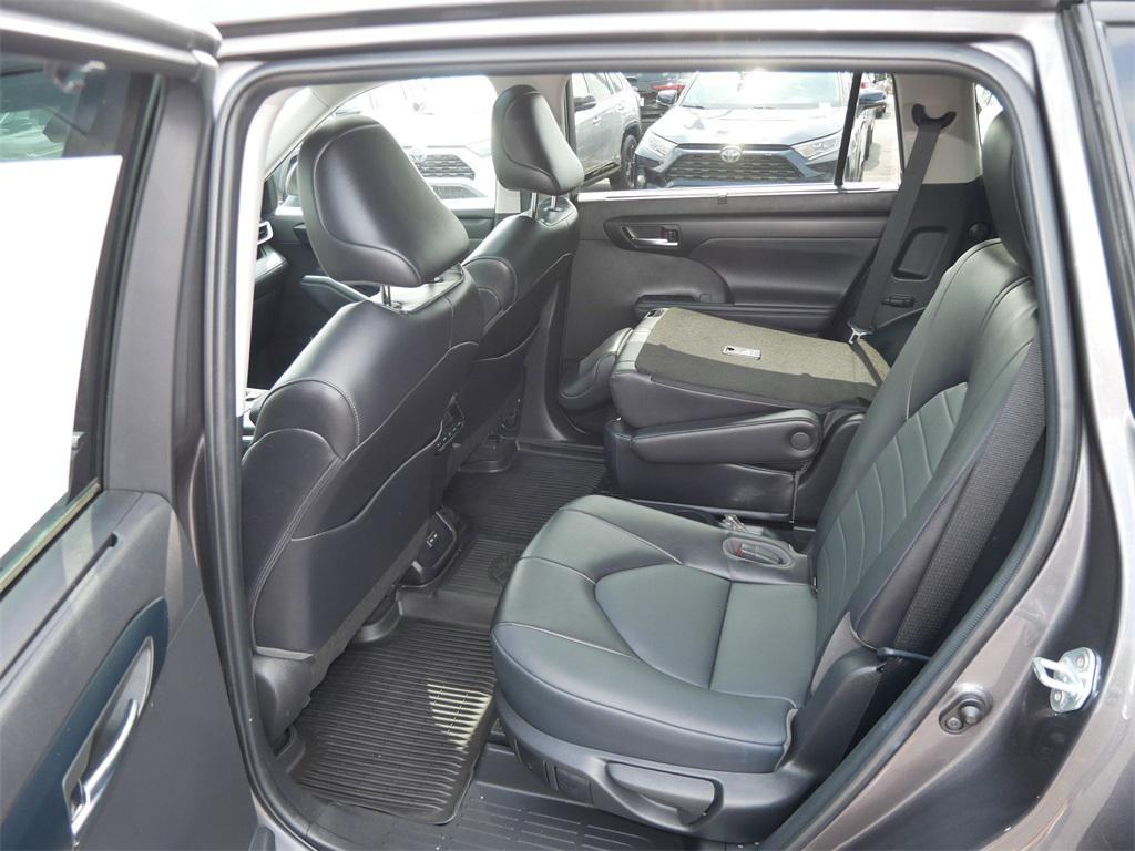used 2022 Toyota Highlander car, priced at $39,993