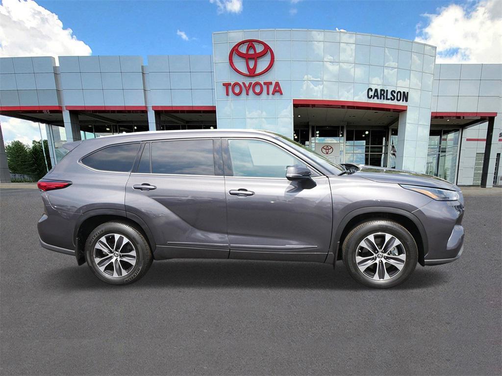 used 2022 Toyota Highlander car, priced at $39,993