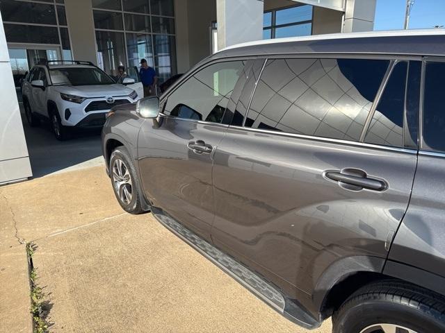 used 2022 Toyota Highlander Hybrid car, priced at $36,990