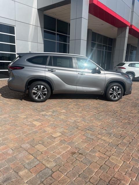 new 2025 Toyota Highlander car, priced at $46,731
