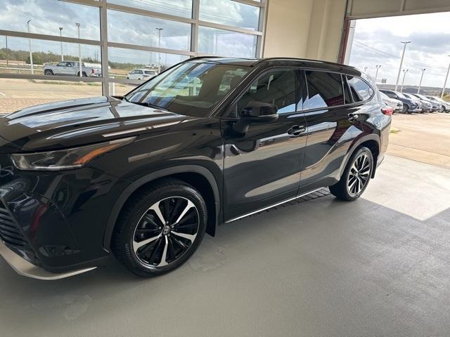 used 2022 Toyota Highlander car, priced at $35,377