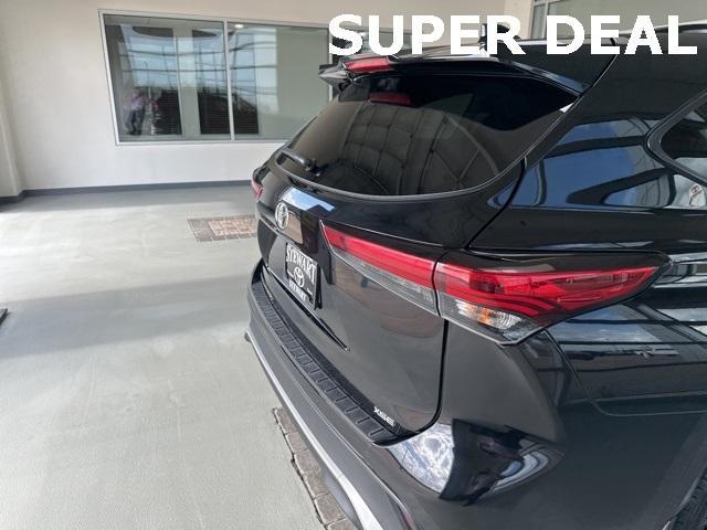 used 2022 Toyota Highlander car, priced at $33,777