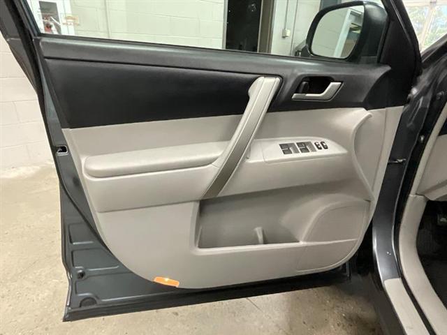 used 2013 Toyota Highlander car, priced at $15,995