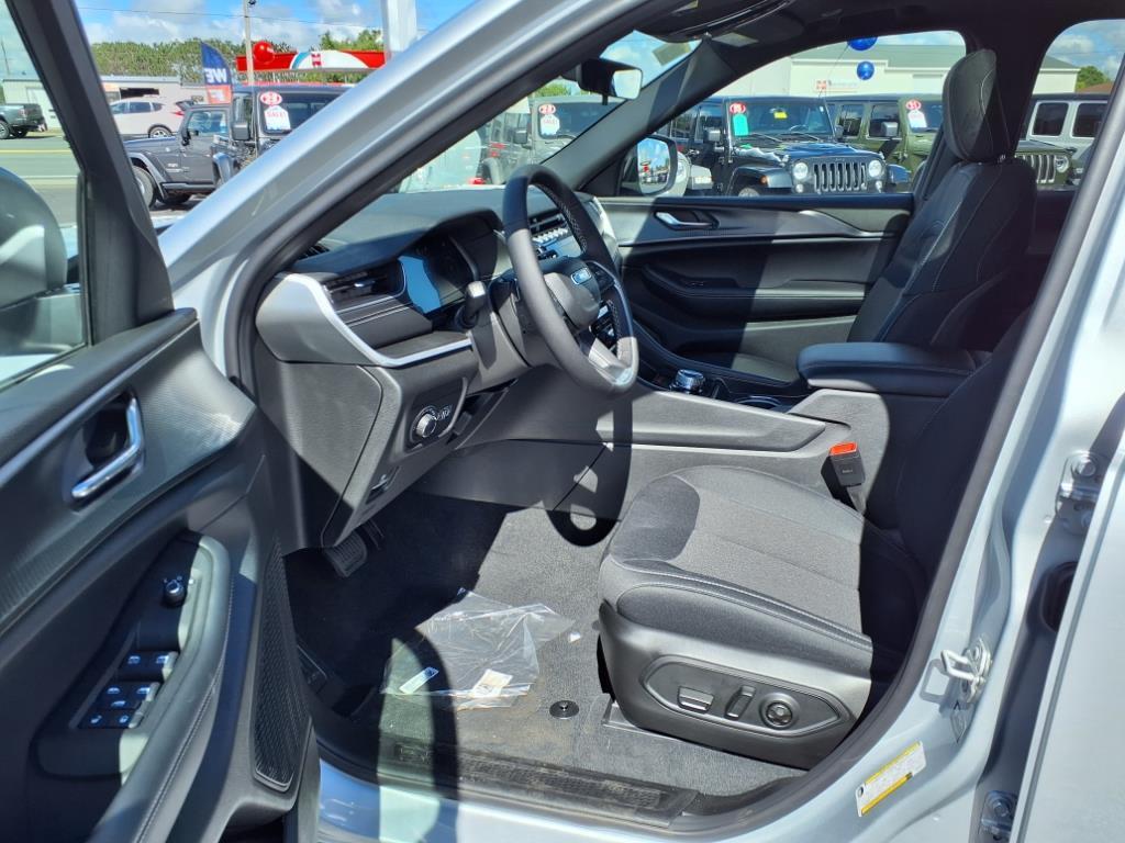 new 2025 Jeep Grand Cherokee car, priced at $41,626