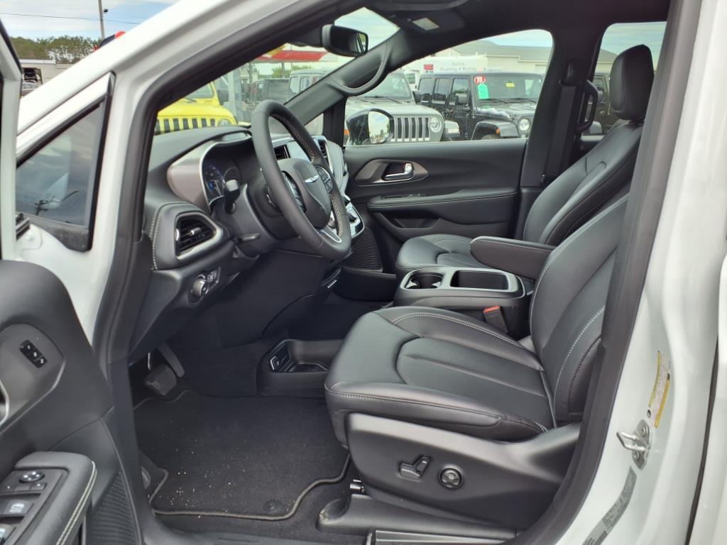 new 2025 Chrysler Pacifica car, priced at $43,394