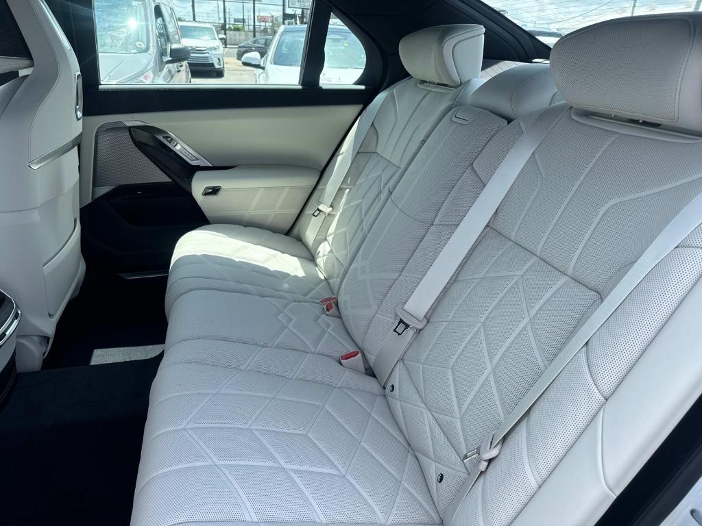 new 2025 BMW 760 car, priced at $132,700