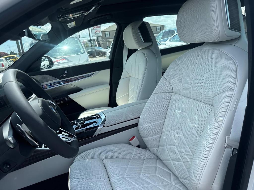new 2025 BMW 760 car, priced at $132,700