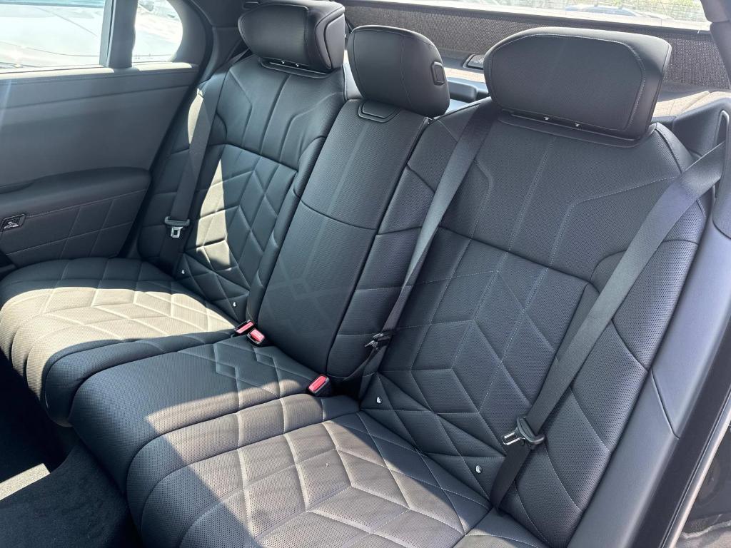 new 2025 BMW 760 car, priced at $135,600