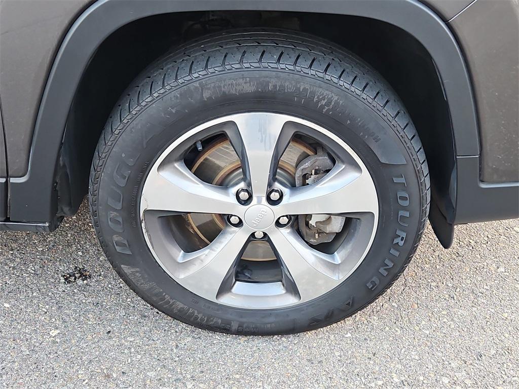 used 2019 Jeep Cherokee car, priced at $15,499