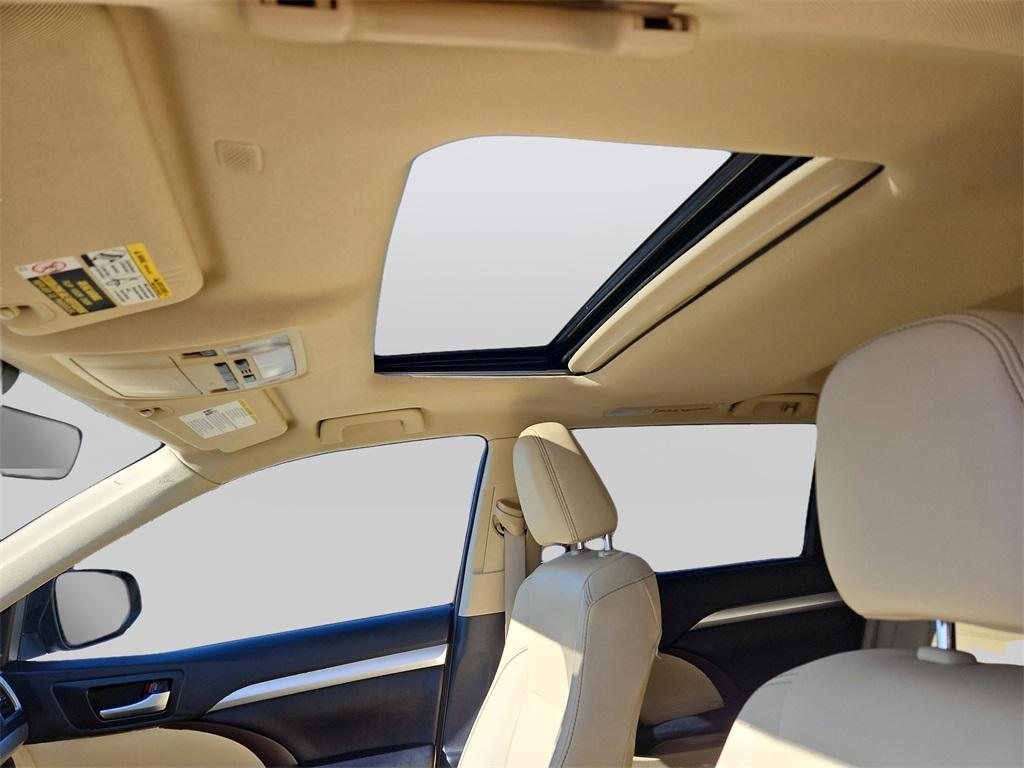 used 2019 Toyota Highlander car, priced at $29,487