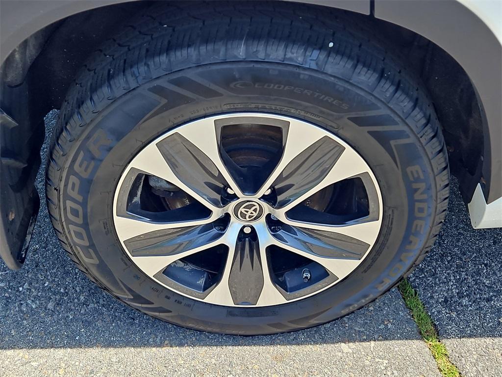 used 2022 Toyota Highlander car, priced at $34,999