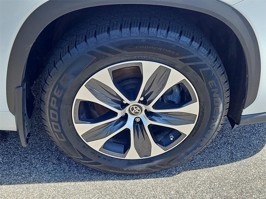 used 2022 Toyota Highlander car, priced at $34,999
