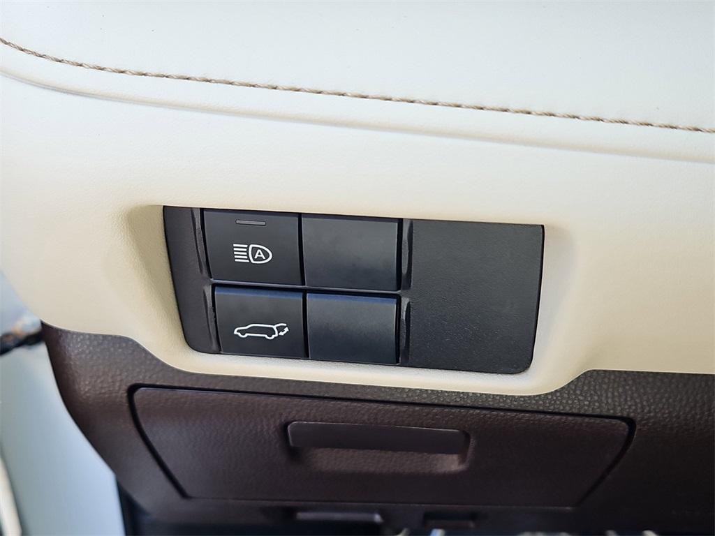 used 2022 Toyota Highlander car, priced at $34,999