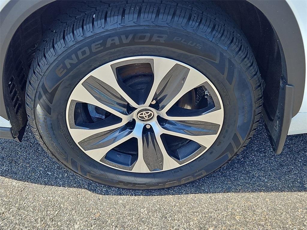 used 2022 Toyota Highlander car, priced at $34,999