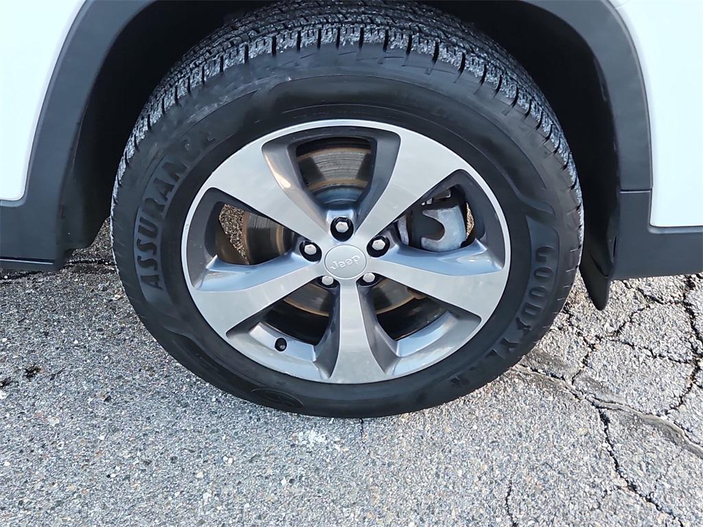 used 2019 Jeep Cherokee car, priced at $17,499