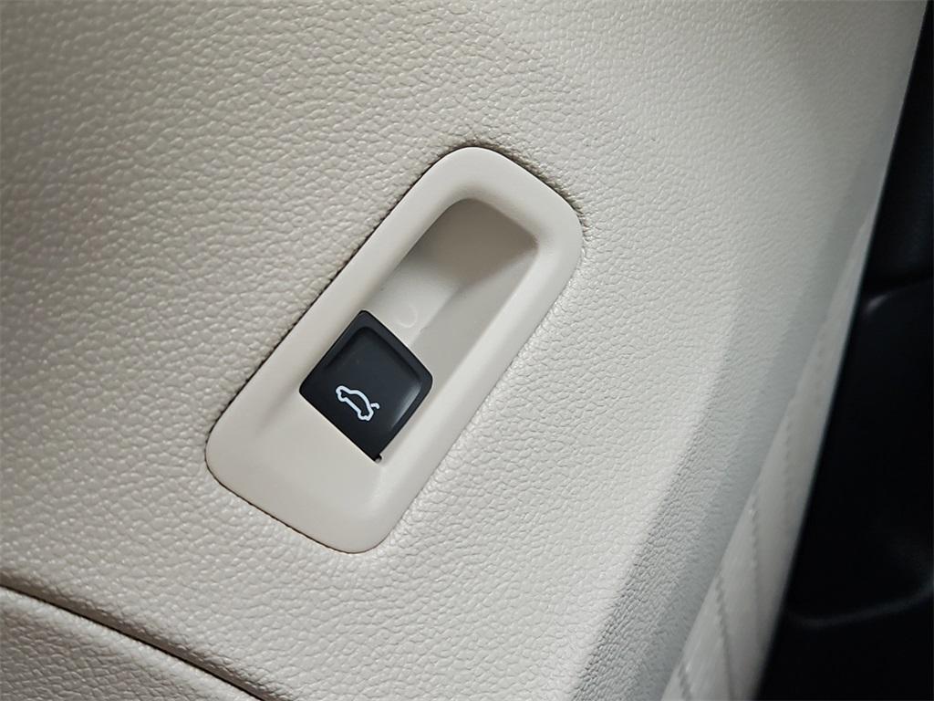 new 2025 Volkswagen Atlas car, priced at $47,058