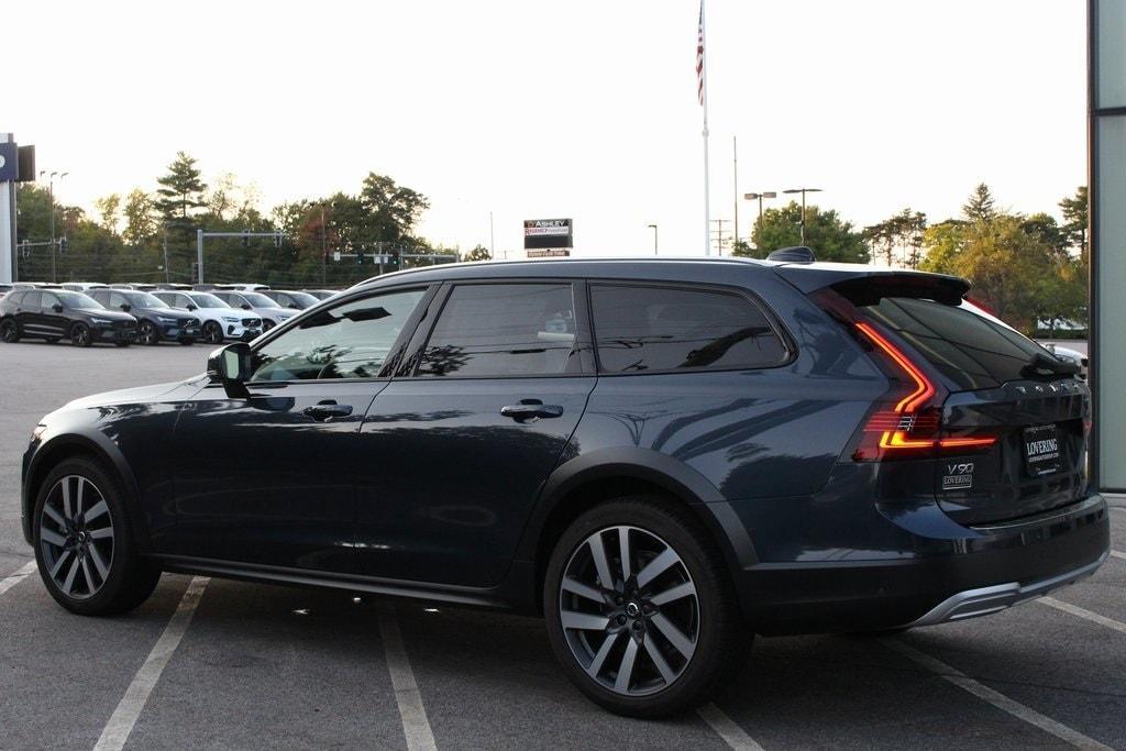 new 2025 Volvo V90 Cross Country car