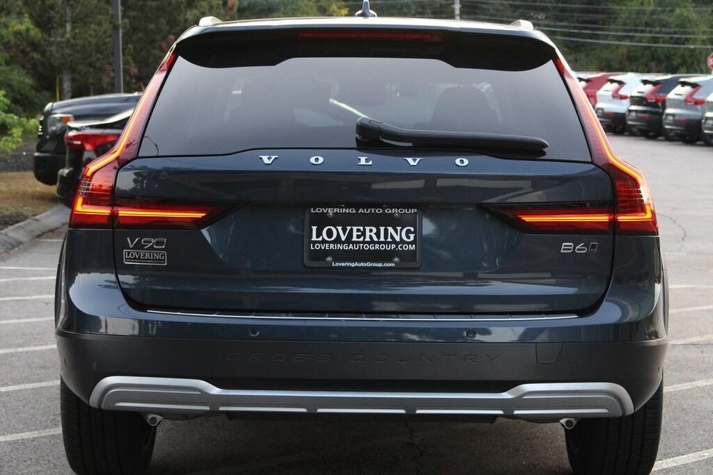 new 2025 Volvo V90 Cross Country car