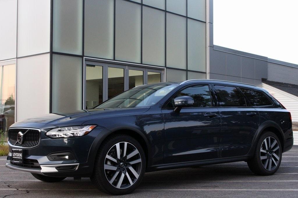 new 2025 Volvo V90 Cross Country car