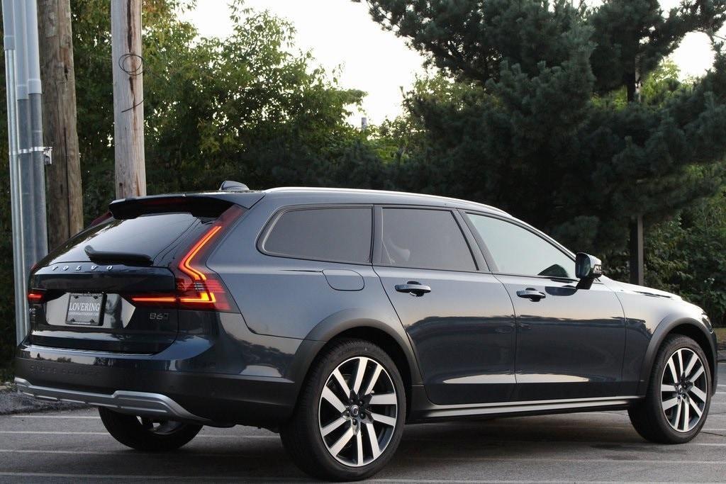 new 2025 Volvo V90 Cross Country car