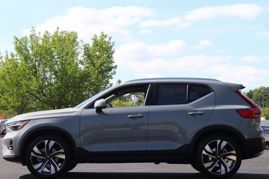 new 2025 Volvo XC40 car